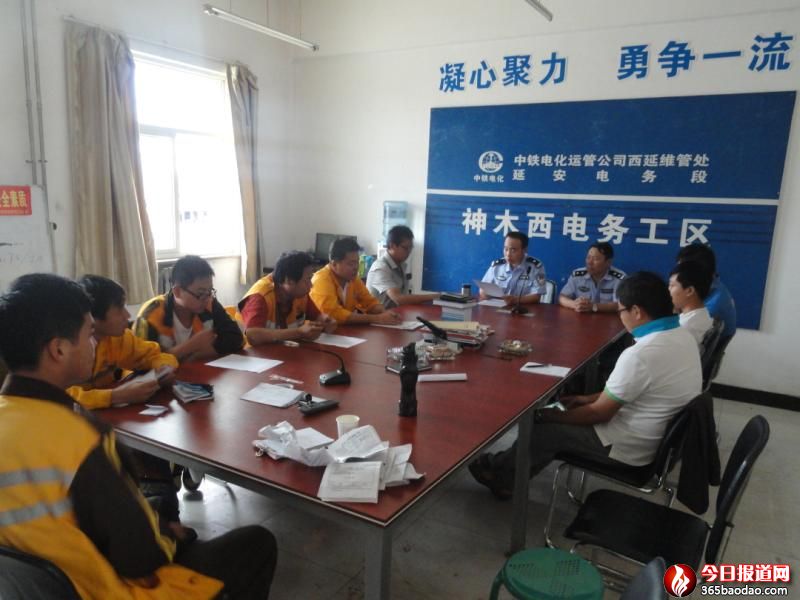 圖二 對內(nèi)部單位職工進(jìn)行普法教育.jpg