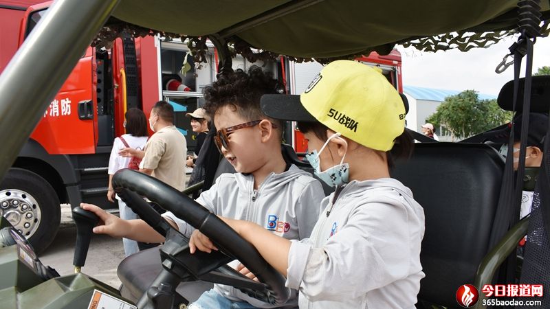 1-萌娃在消防車上歡樂玩耍.jpg
