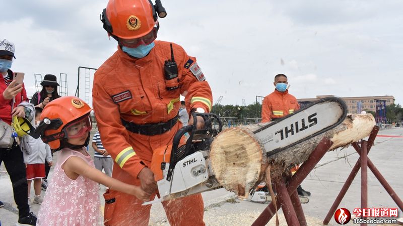 3-消防員帶小朋友一起鋸木頭.jpg
