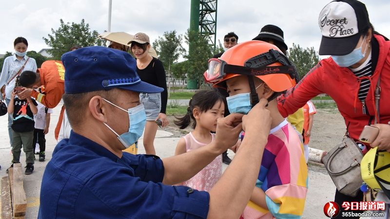 4-消防員為小朋友帶安全頭盔.jpg